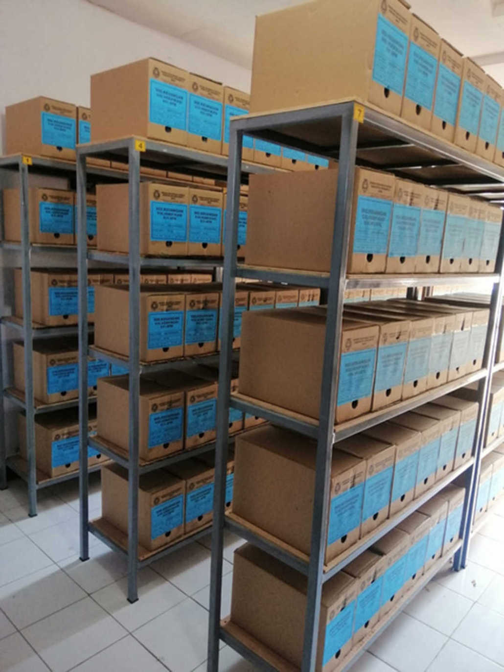 Map tersusun di rak arsip